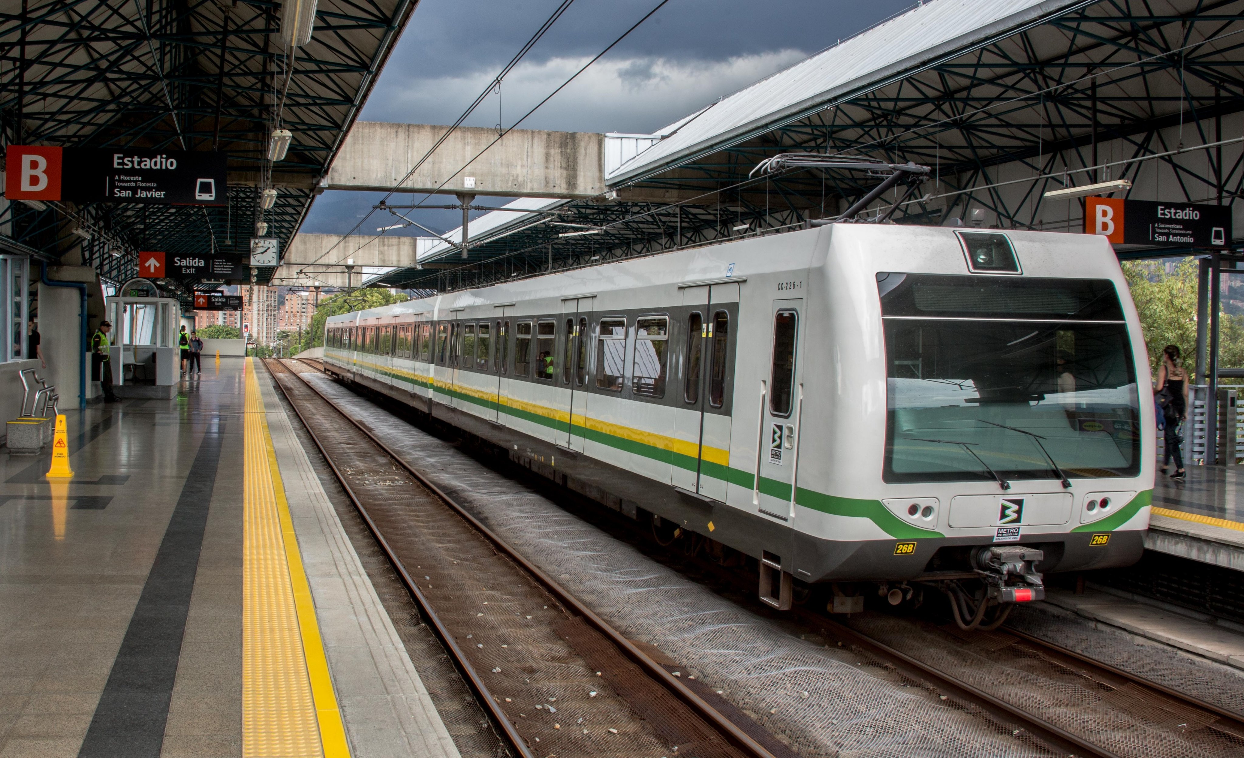Metro de Medellín cierra varias estaciones por accidente