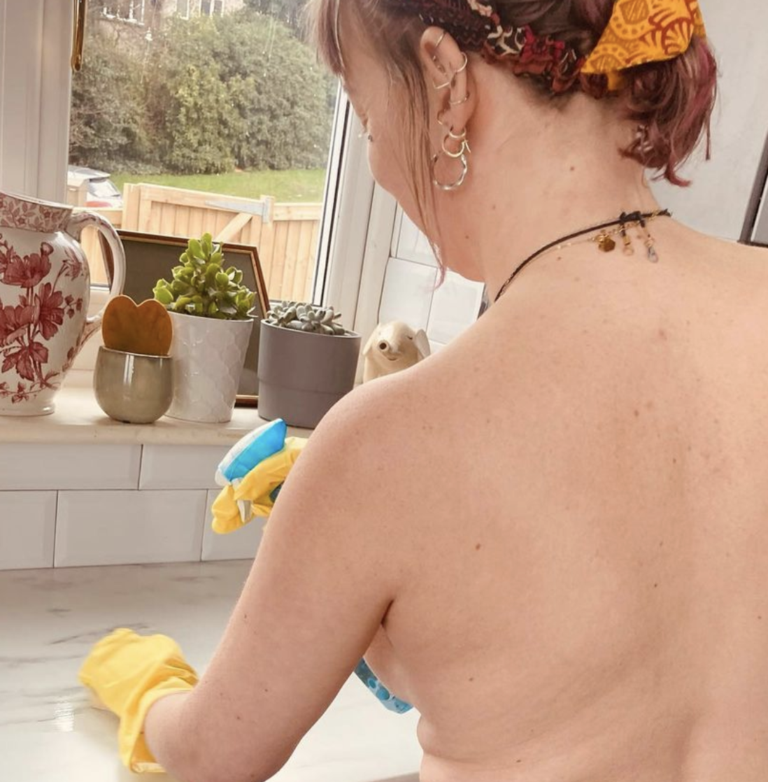 Mujer trabaja haciendo el aseo en casas desnuda y obvio que no le faltan  clientes – Publimetro Chile