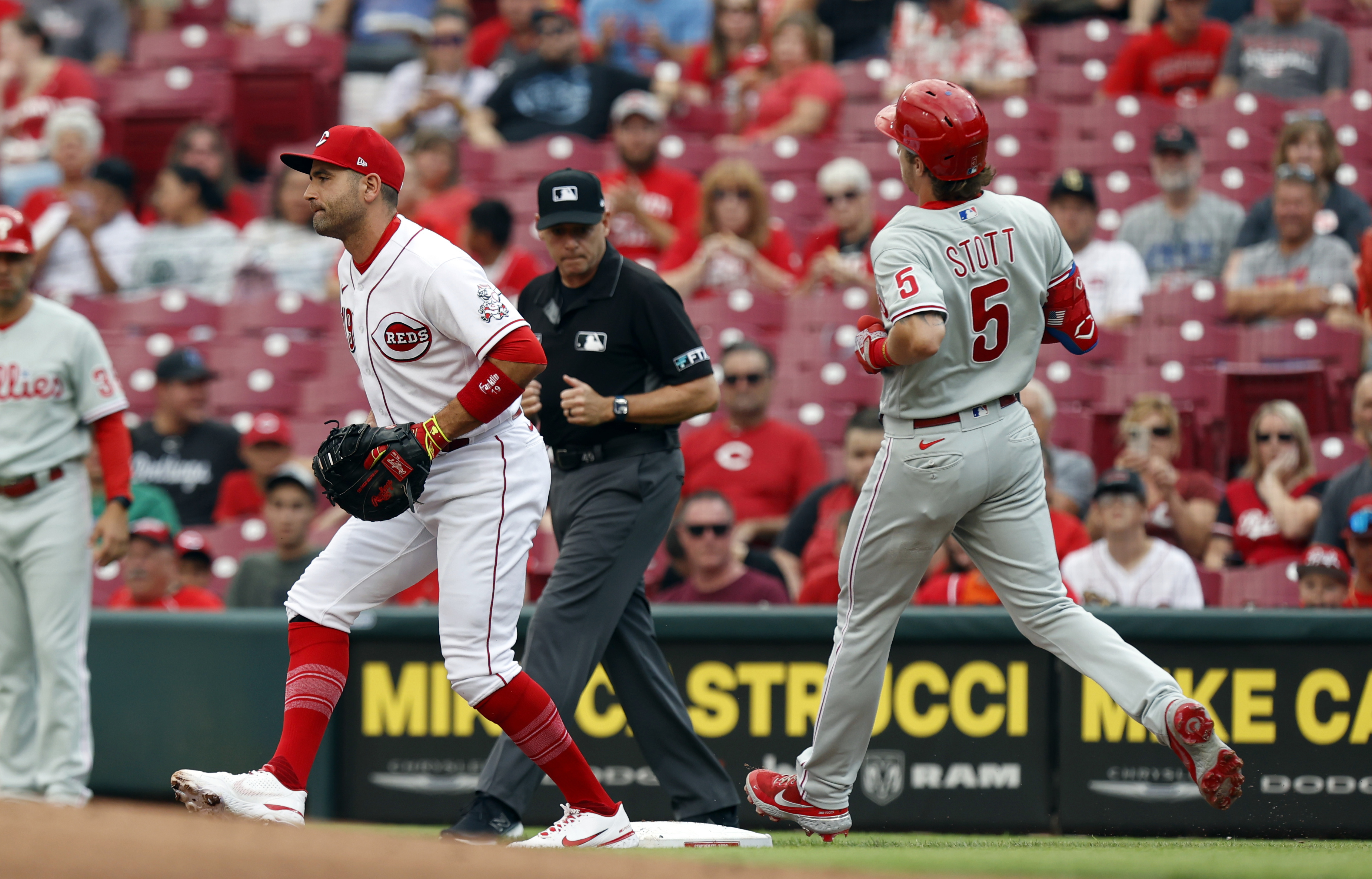 Rojos se aferran en el 9no para vencer 4-3 a Cerveceros; acortan