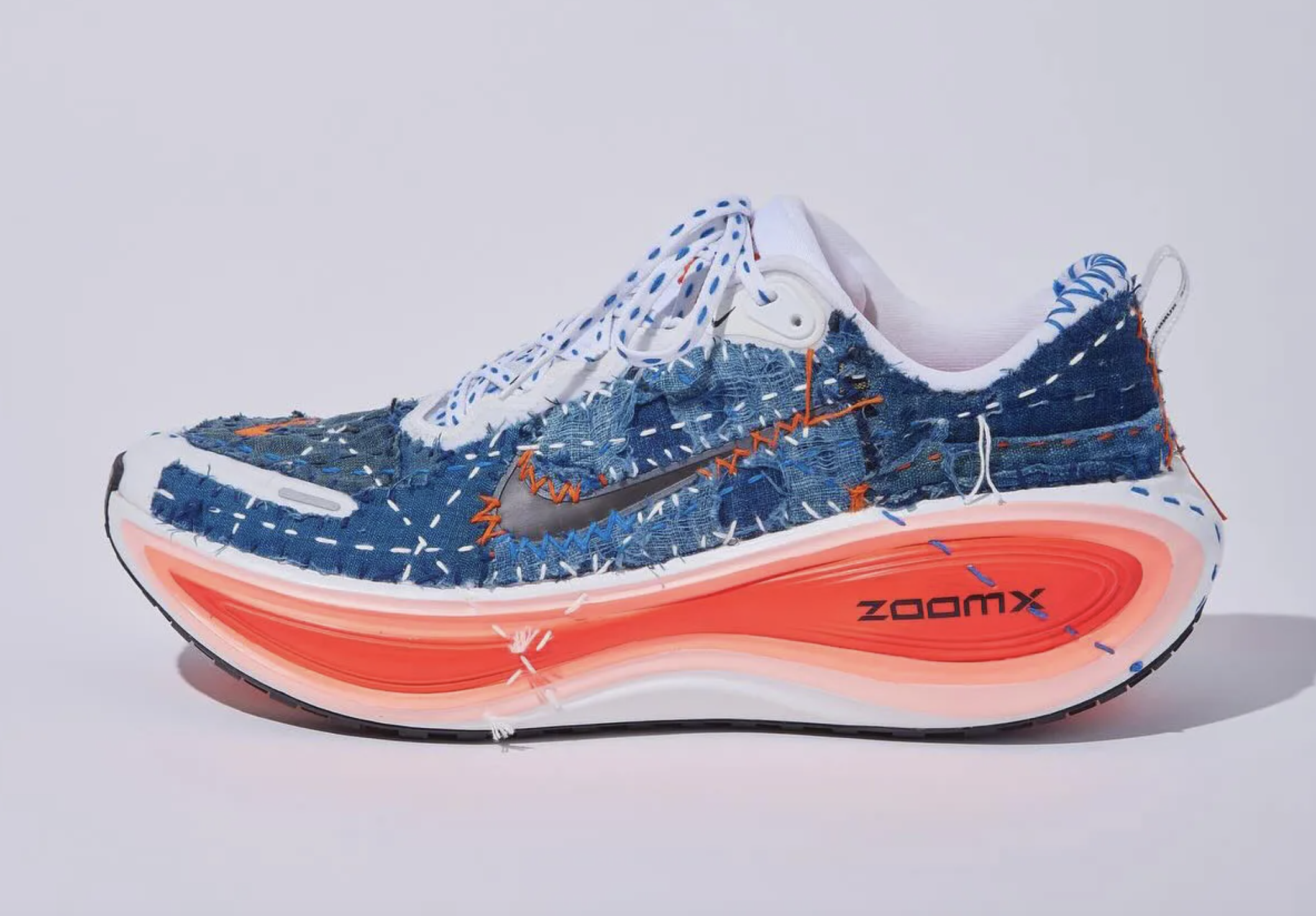 Tim Cook, CEO de Apple, debuta Nike Vomero Plus únicos creados con