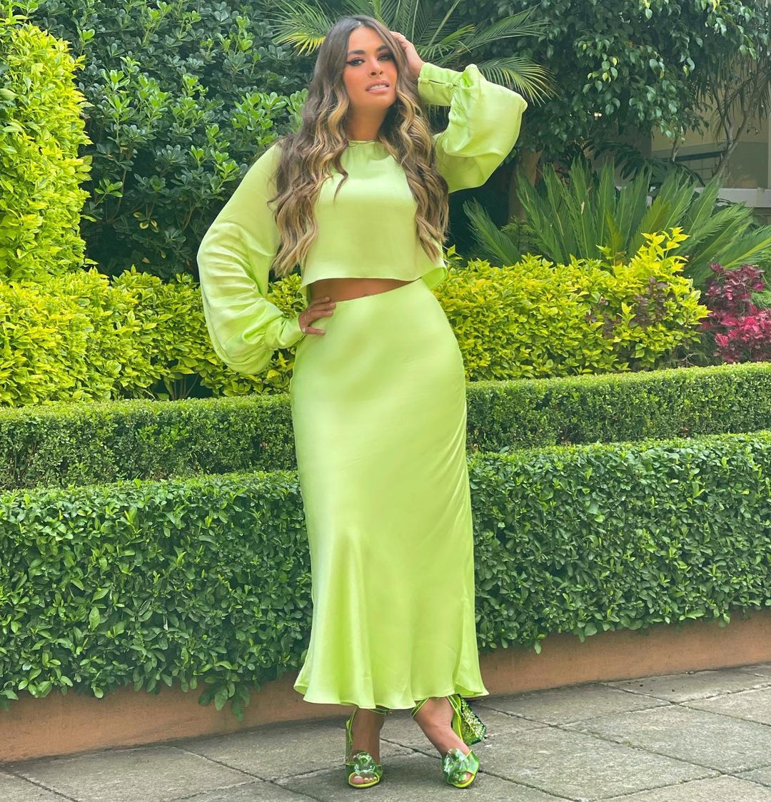 Galilea Montijo deslumbra en conjunto de blusa y falda larga verde limón