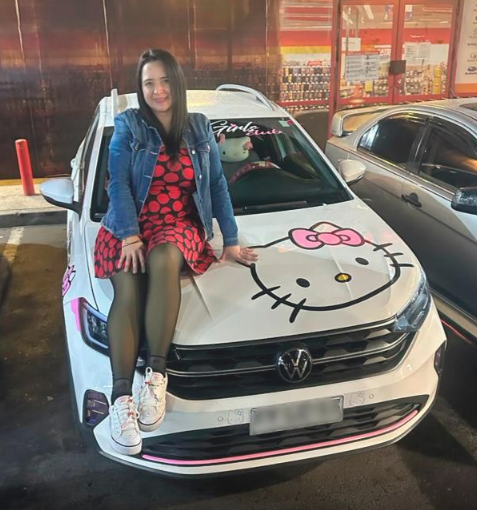 Joven mexicano maneja auto con diseño de 'Hello Kitty' y redes estallan:  Fino, TikTok viral, Japón, Video viral