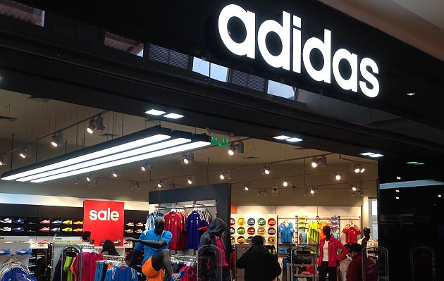 Adidas quiere vender a medida fabricado en tiendas Publimetro Perú