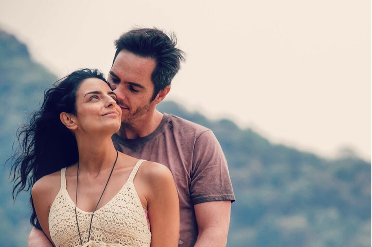 Aislinn Derbez casi muestra los senos en Instagram