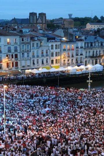 El pañuelo rojo sobre el festival en el visitante Fetes de Bayonne