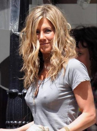 Jennifer Aniston sigue fiel a su estilo... sin sostén y muestra de más