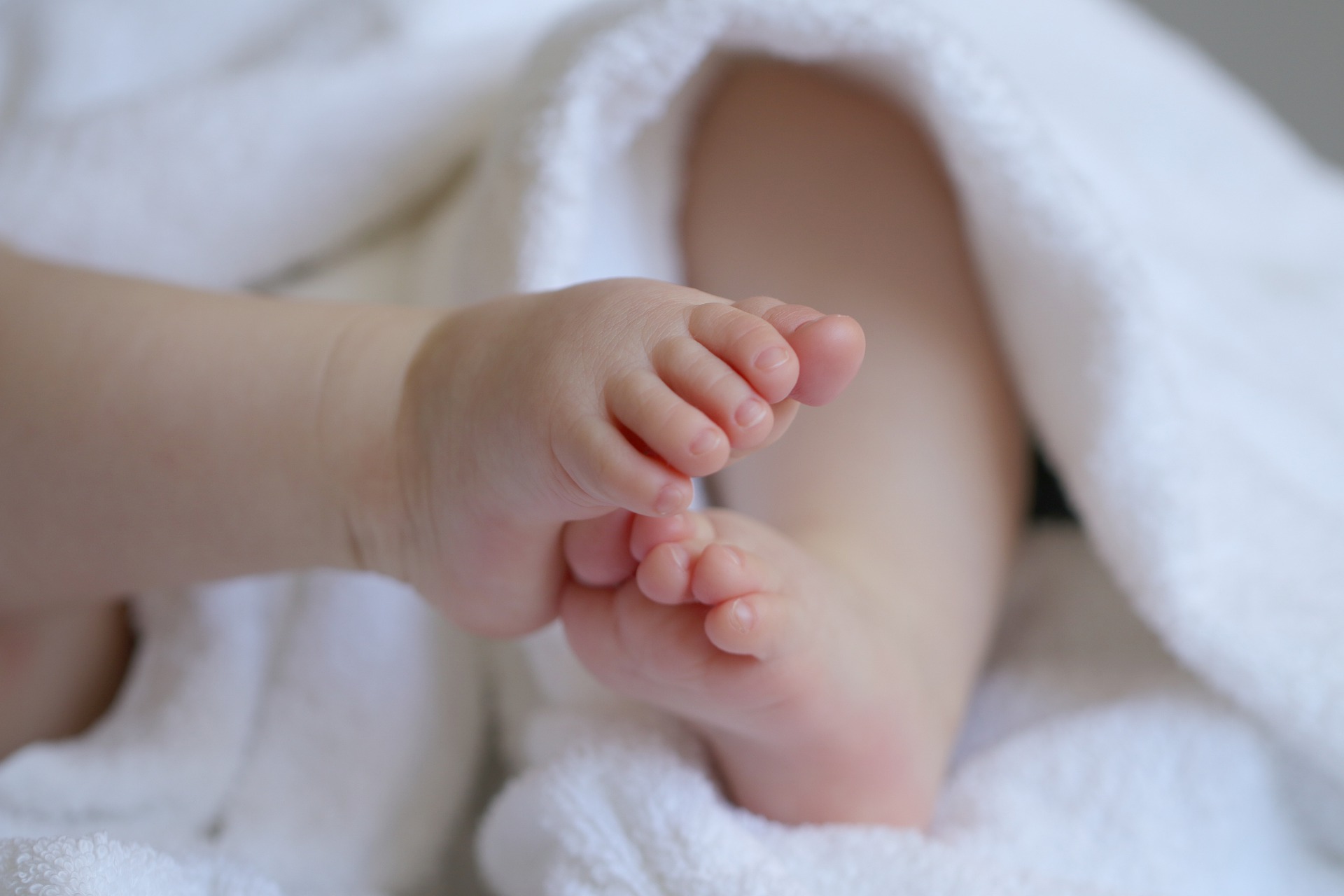 Bebê de 1 ano morre engasgado enquanto dormia em creche no ES, Espírito  Santo