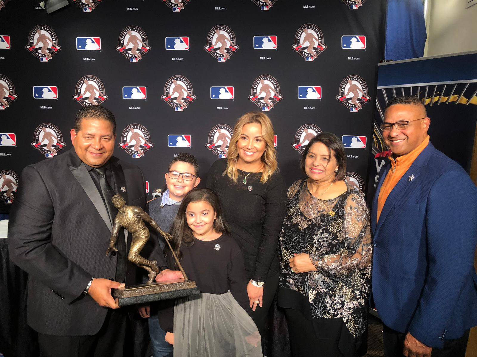 La esposa de Yadier Molina recibe el premio Roberto Clemente - El