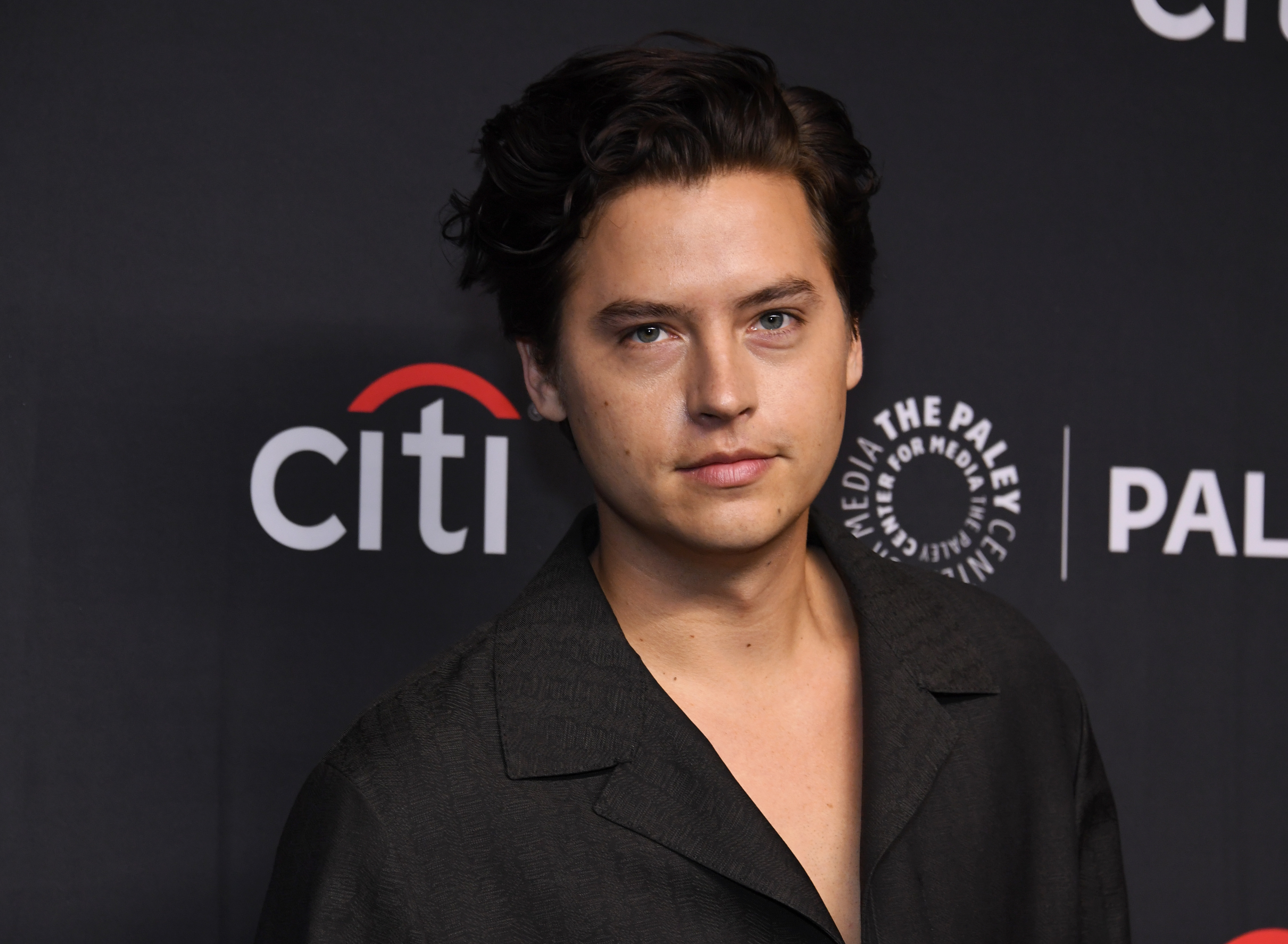 FOTO Cole Sprouse posa sin ropa y usa photoshop para agrandar una zona de  su cuerpo