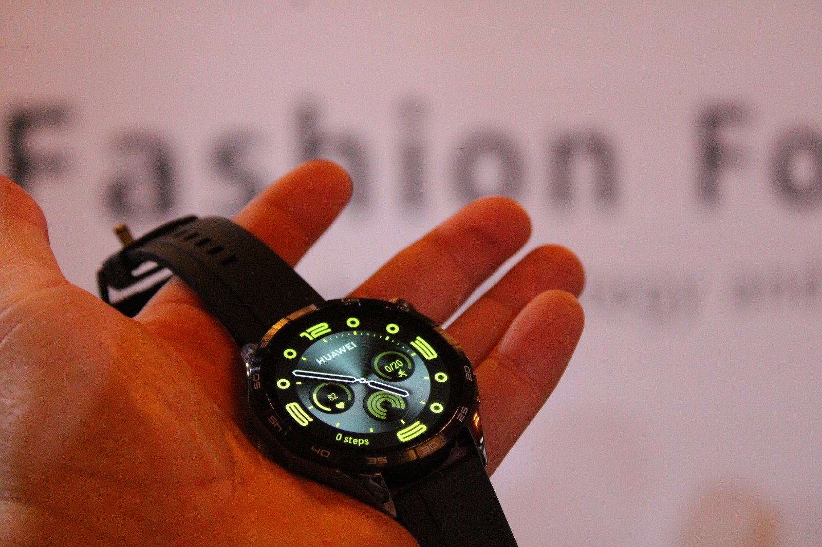 Huawei lanza una edición navideña del Watch GT 4, su mejor reloj, con  auriculares y una correa de regalo