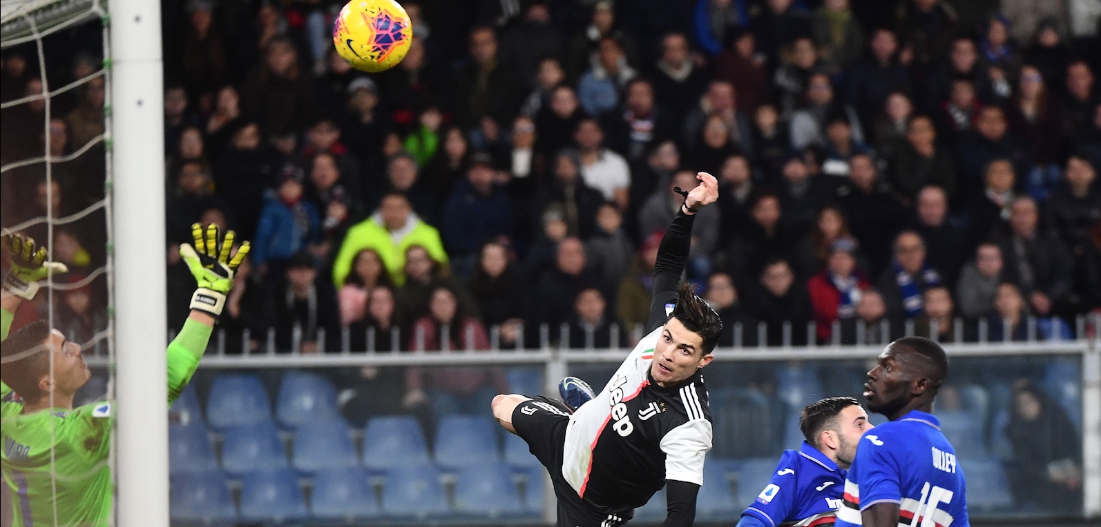 Fanáticos Por Futebol - O jogador Bevis Mugabi passou a altura que  Cristiano Ronaldo saltou recentemente, em um gol marcado contra a  Sampdoria. Cristiano tinha saltado 71 cm, sendo superado por Bevis