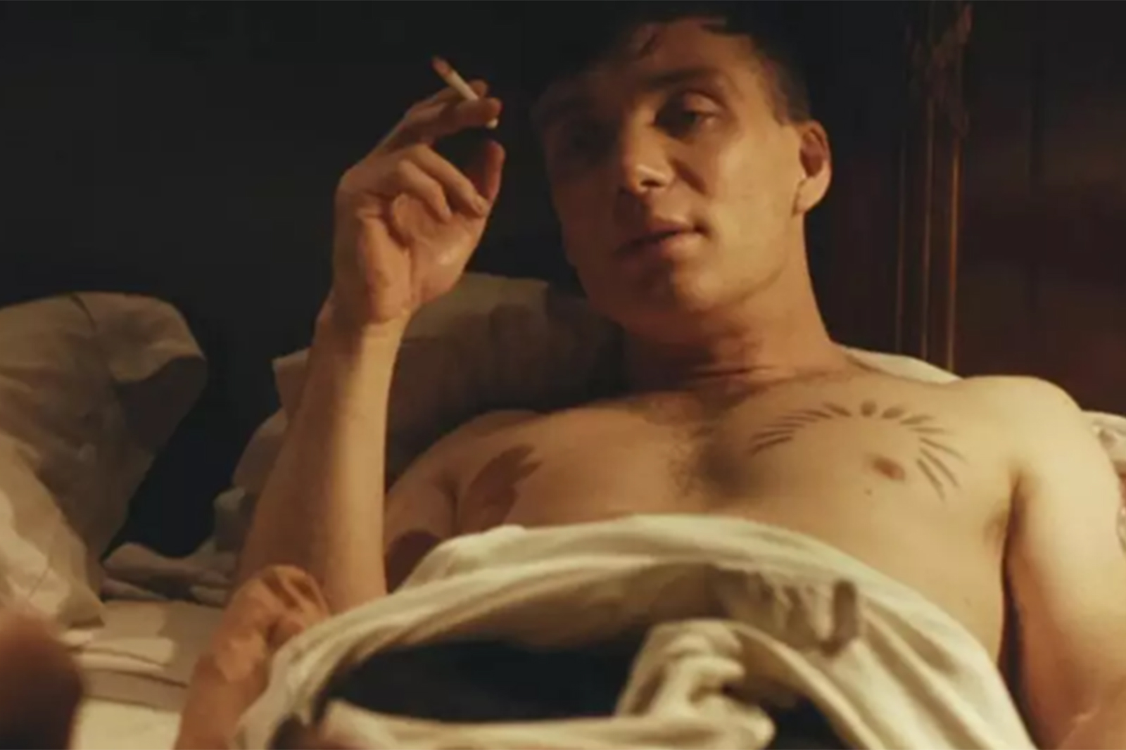 Mira qué significado tiene el tatuaje en el pecho del protagonista de  'Peaky Blinders' – Nueva Mujer