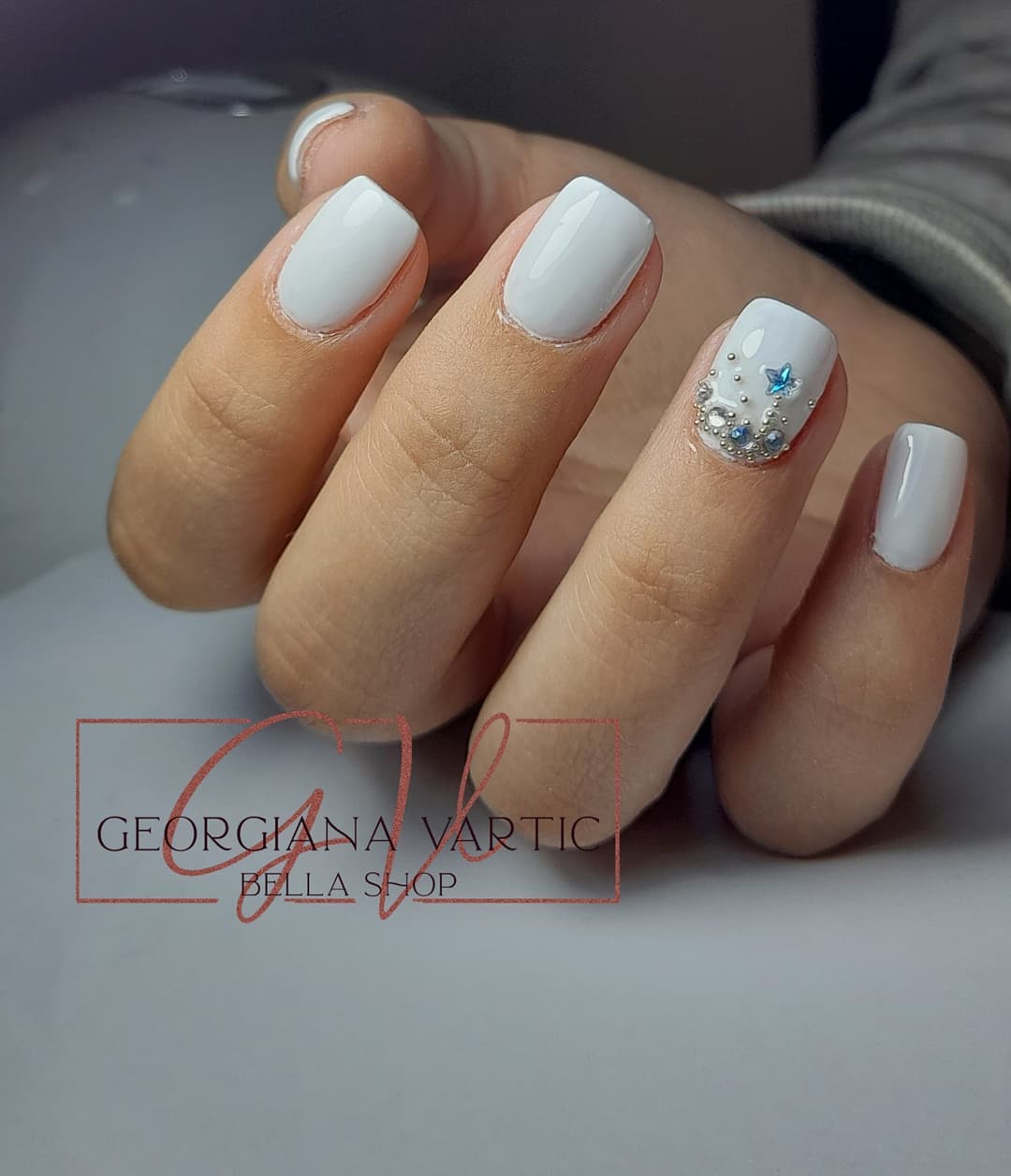 Uñas blancas elegantes y sencillas que lucen las mujeres con clase