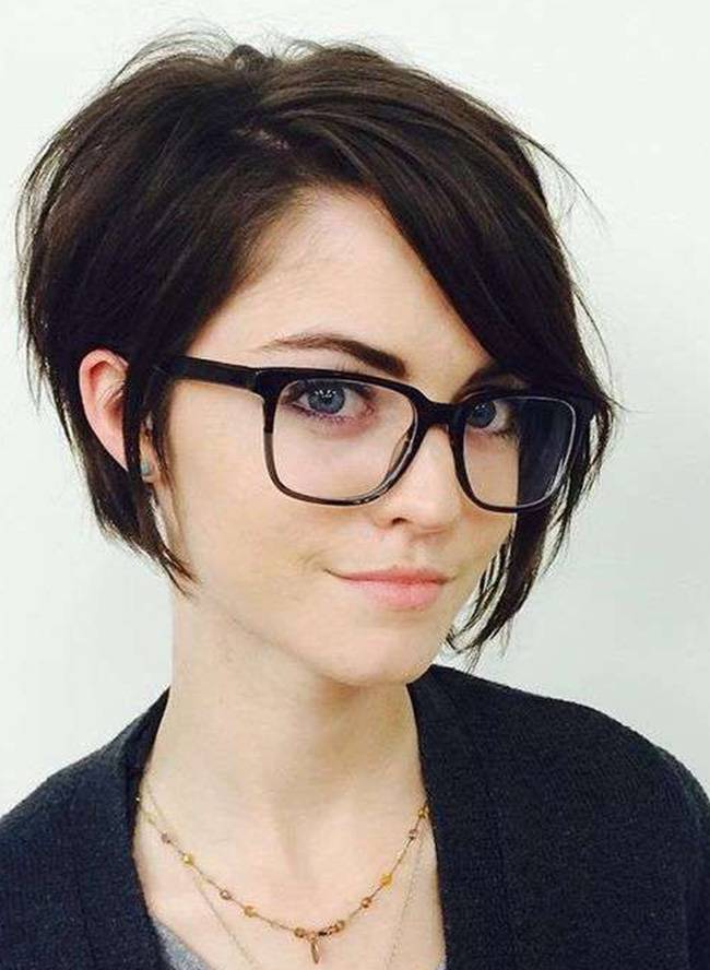 Cortes de cabello para mujeres con lentes que las hará lucir más