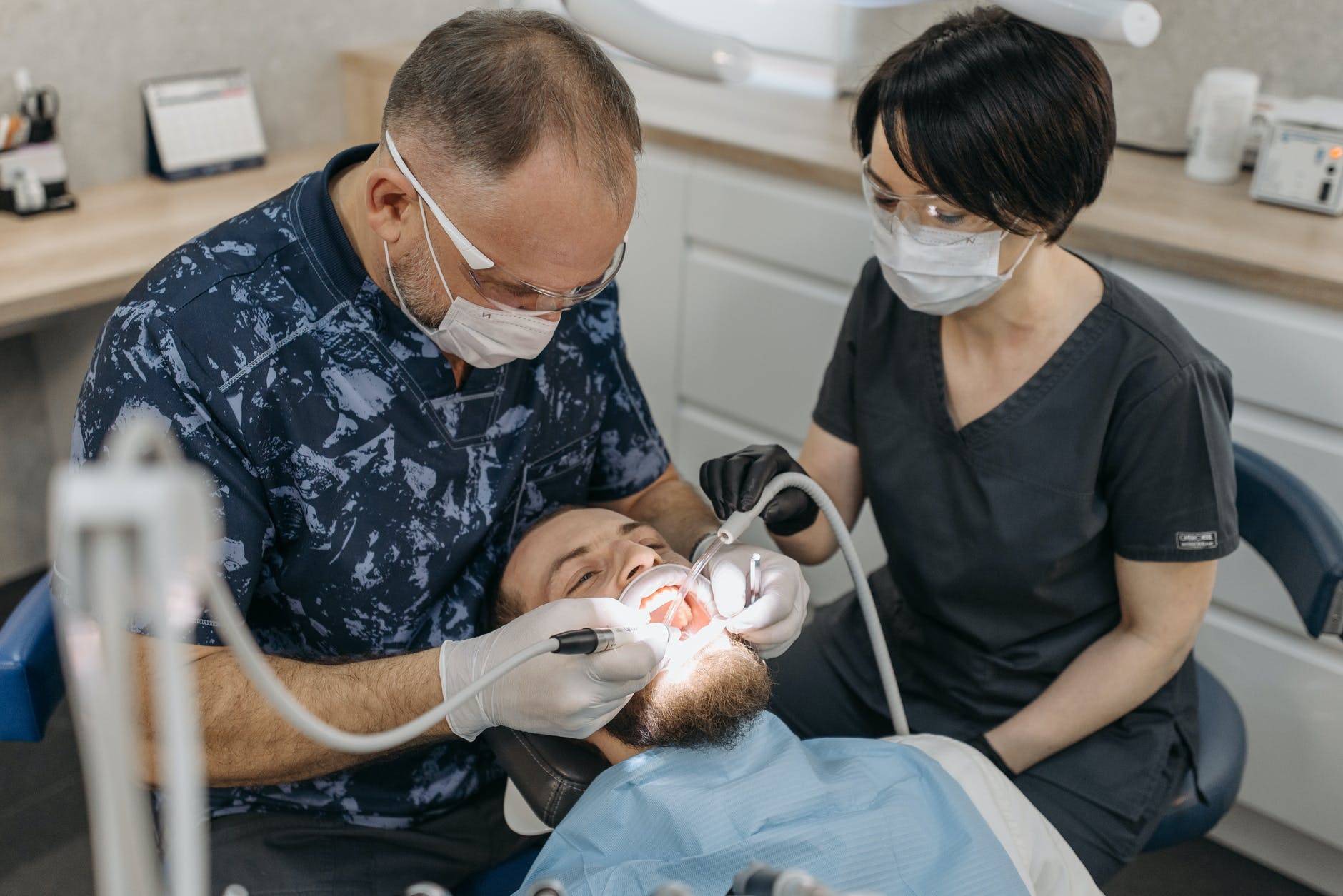 Dentistas são capazes de identificar se você praticou sexo oral recentemente foto