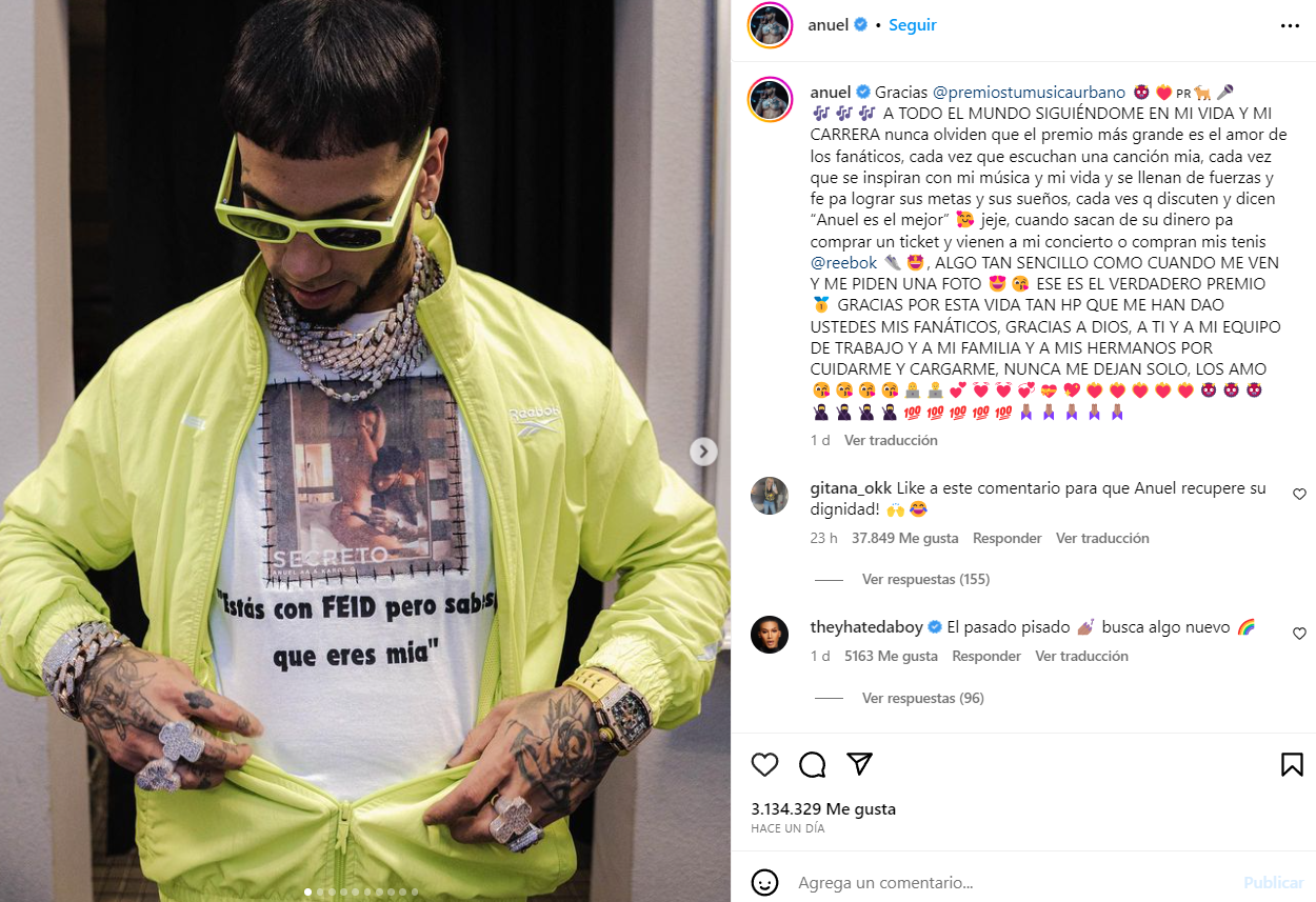 Anuel AA agradece por camiseta con foto de Karol G que recibió en