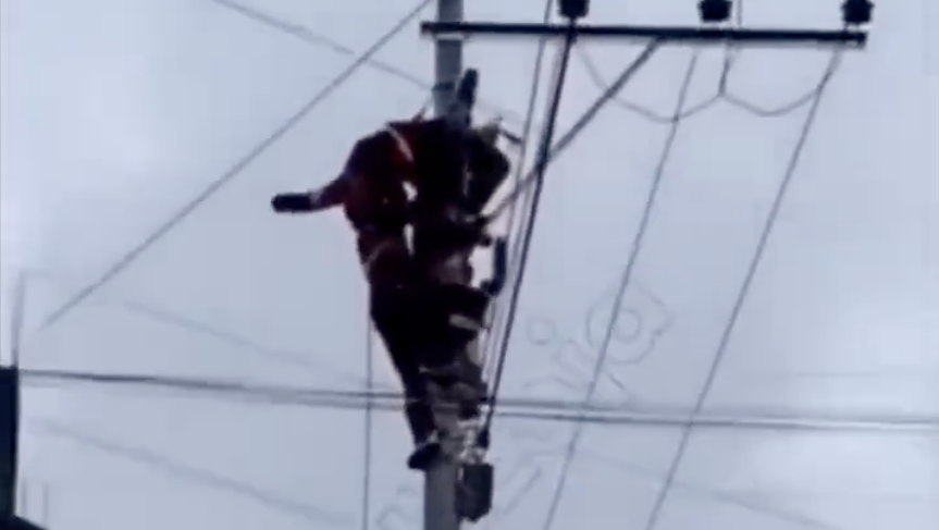 Trabajadores mueren colgados tras descarga eléctrica