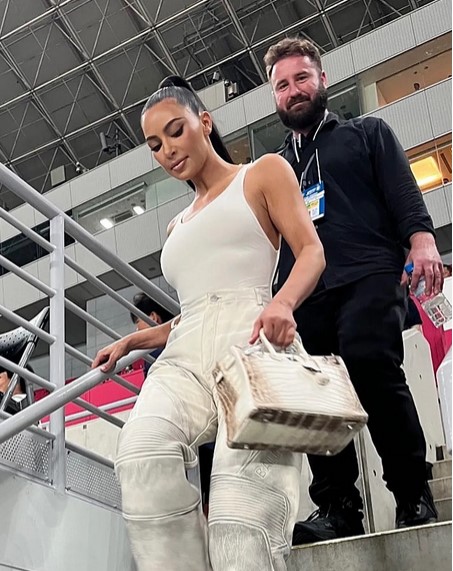 Depois de Kim Kardashian, J-Lo aparece com bolsa mais cara do