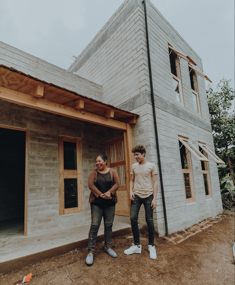 Juanpa Zurita entrega casas a damnificados por terremoto en México