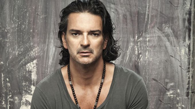 Como el vino! Ricardo Arjona cumple 59 años y así ha sido su cambio físico  en estas décadas – Metro Ecuador