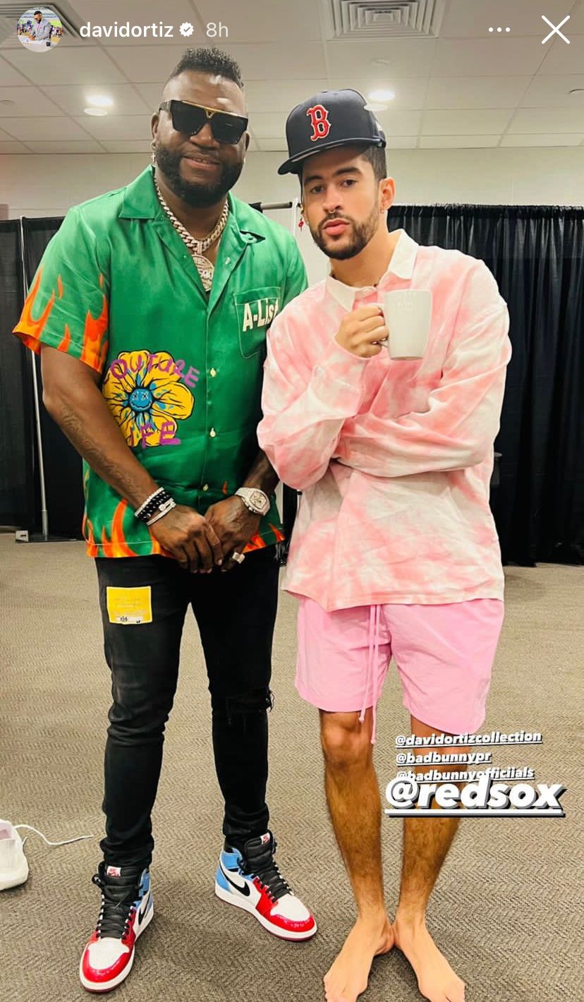 David Ortiz visita a Bad Bunny en el camerino previo a concierto