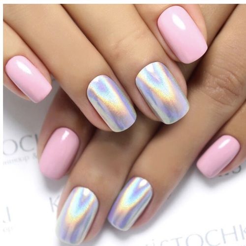 Uñas delicadas y elegantes con efecto tornasol que derrochan glamour