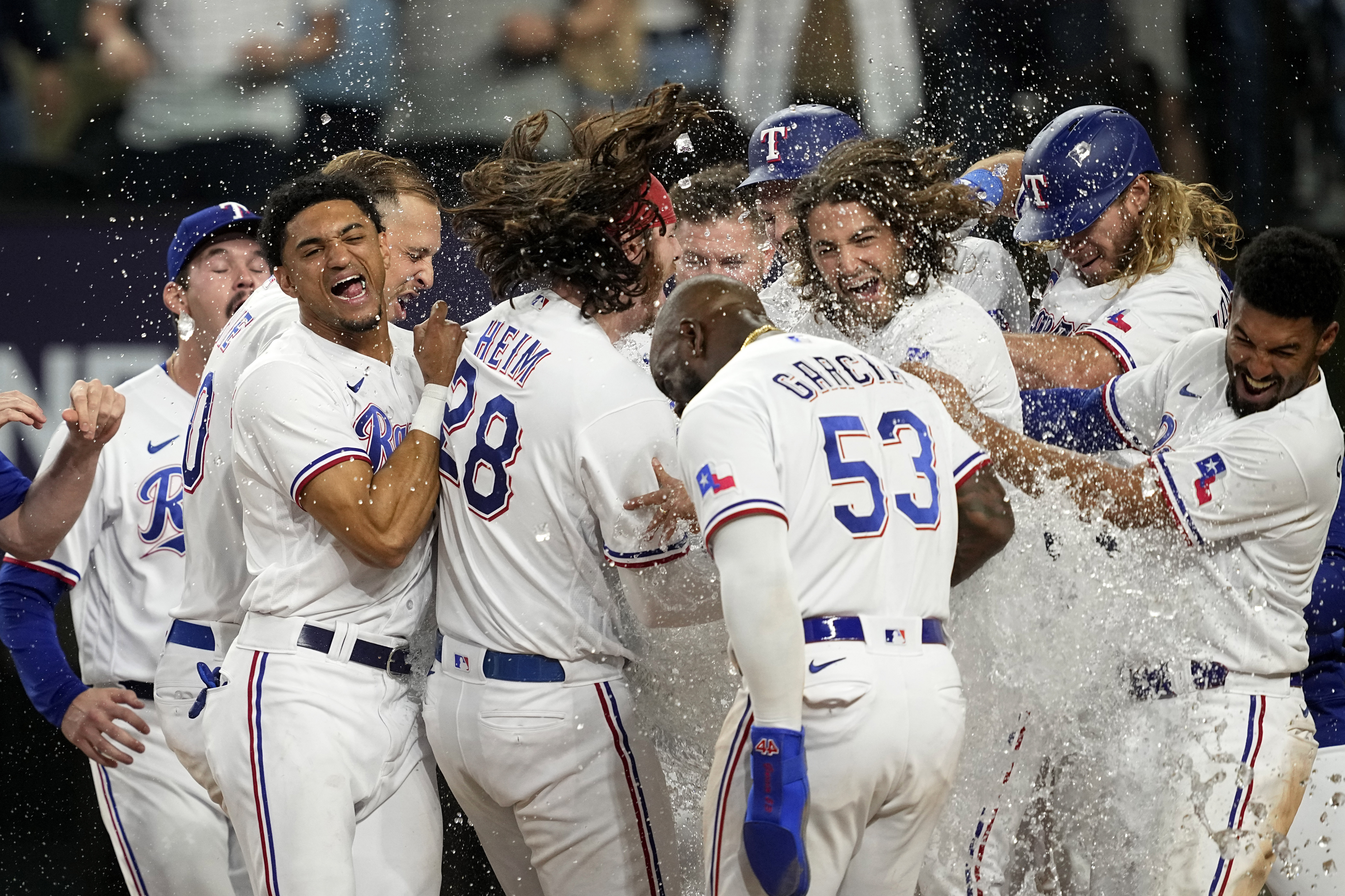 Heim suena un grand slam, Rangers vencen 10-4 a Azulejos