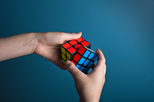 Cubo Rubik, el famoso invento que fue creado por casualidad – FayerWayer
