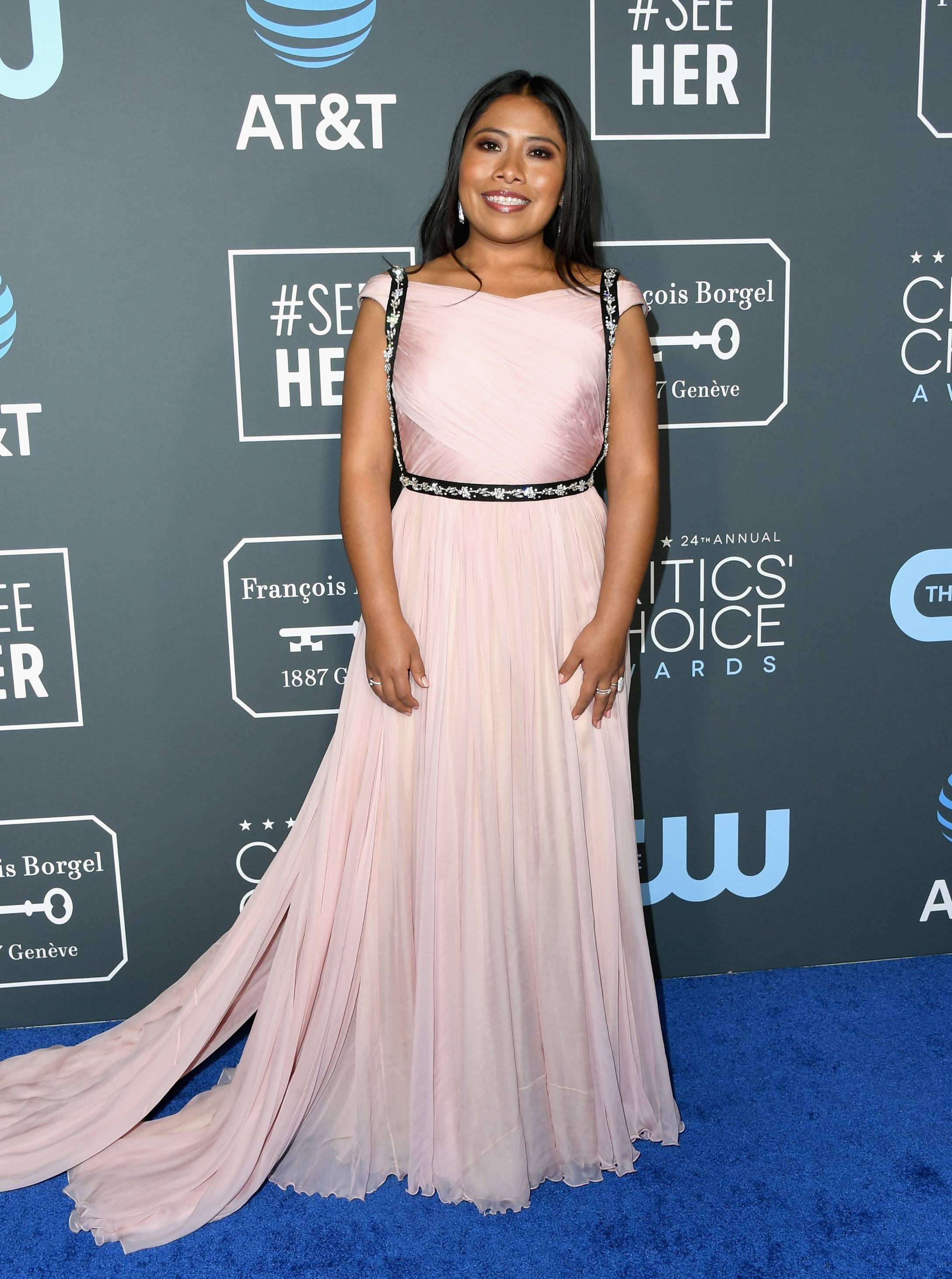 Yalitza Aparicio se viste de Prada y presenta colección primavera-verano