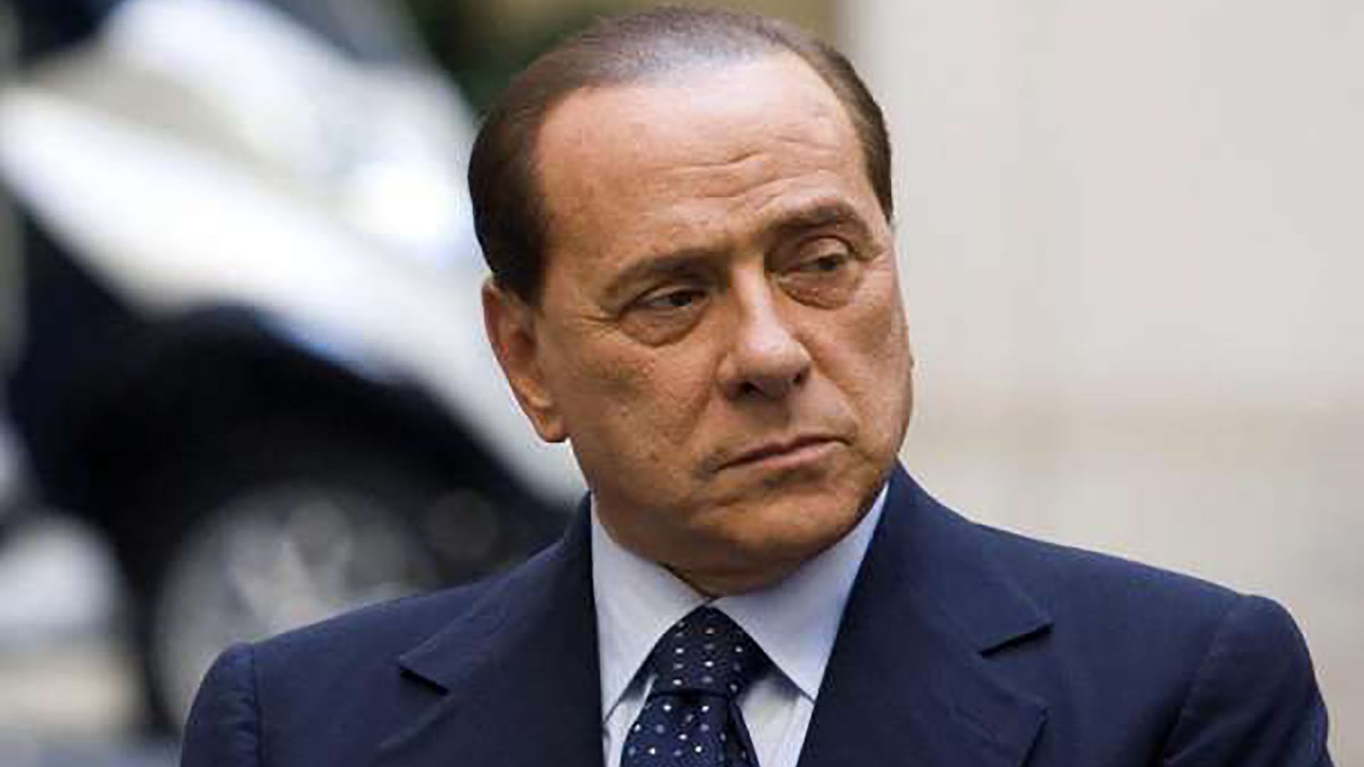 Silvio Berlusconi muestra mejora de pero se mantendrá bajo cuidado intensivos en Milan, Italia
