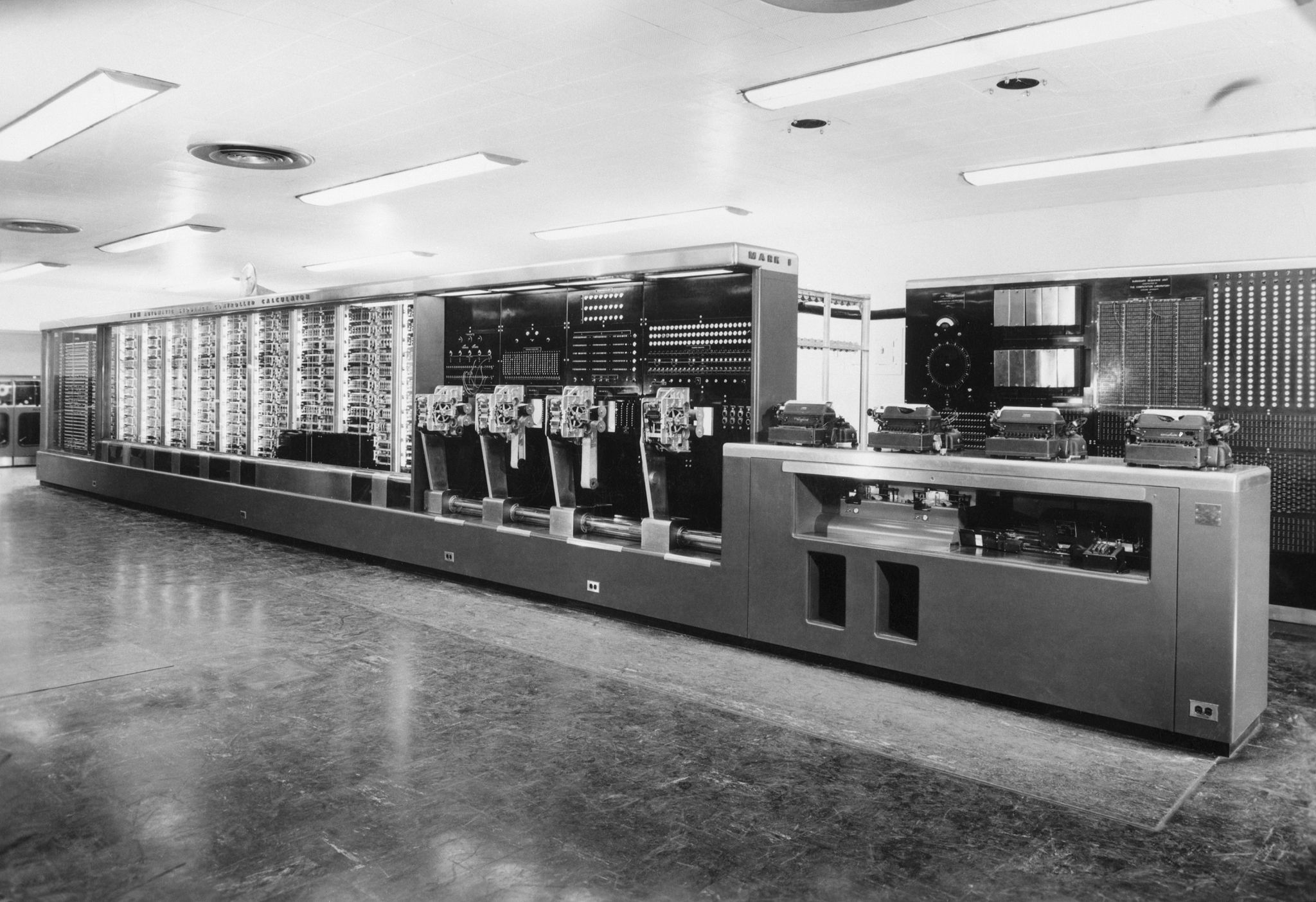 Así era la Harvard Mark 1 de IBM, la primera computadora electromecánica,  un “monstruo” de casi cinco toneladas – FayerWayer