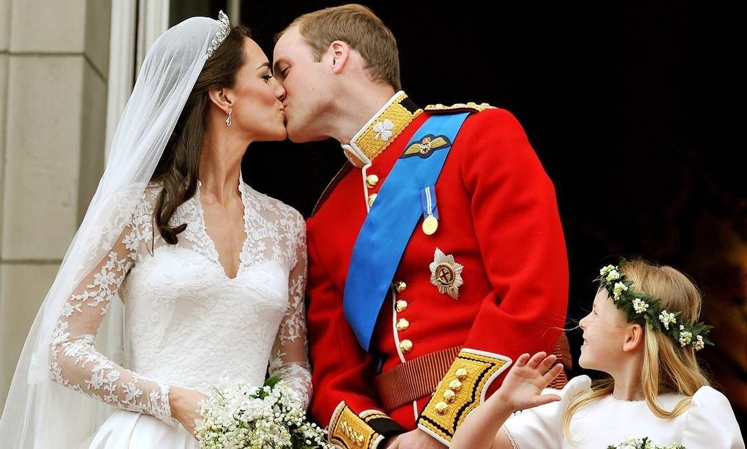 Bolo de casamento de William e Kate foi servido no batizado de Louis. Quê?