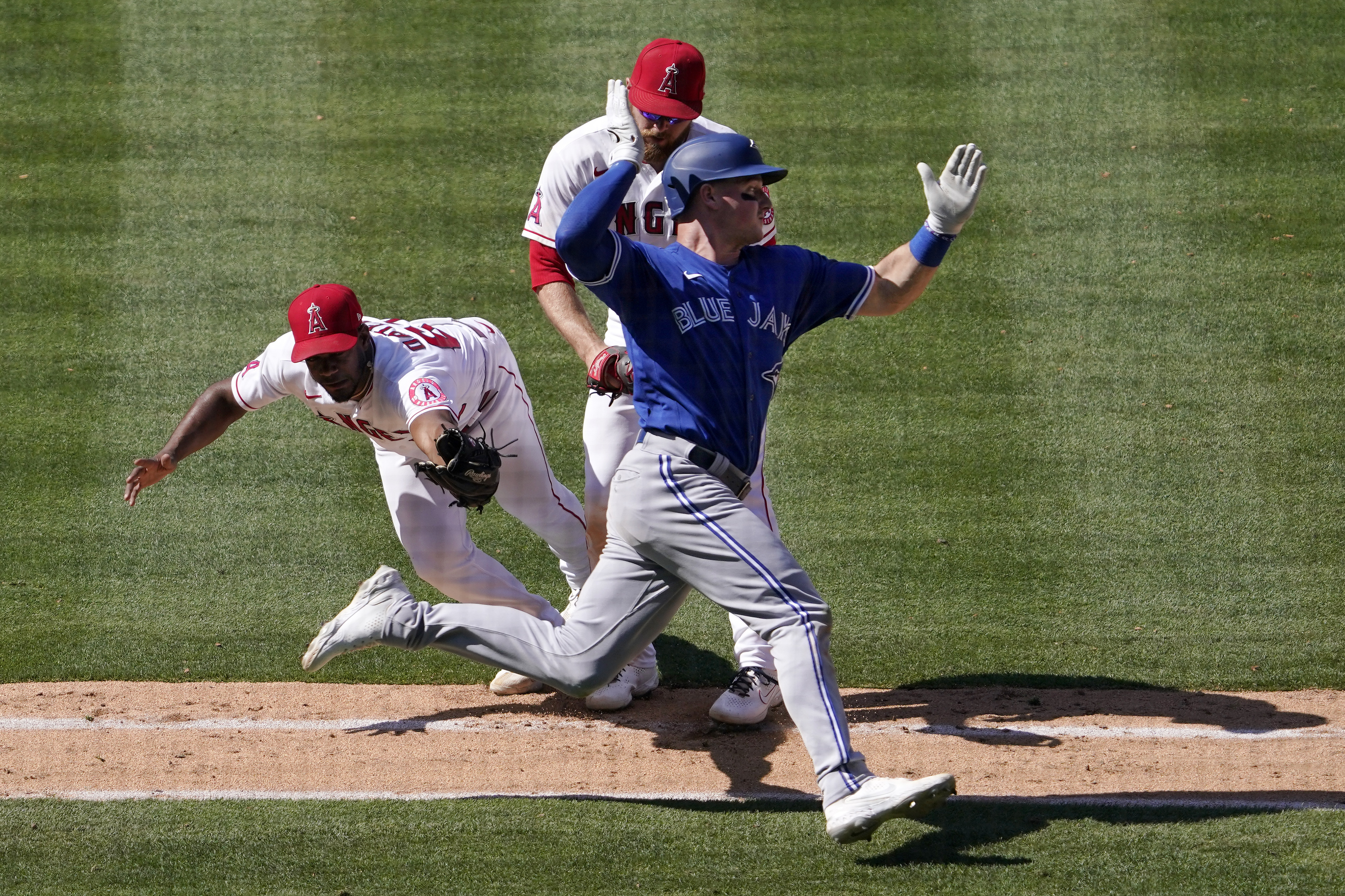 Heim suena un grand slam, Rangers vencen 10-4 a Azulejos