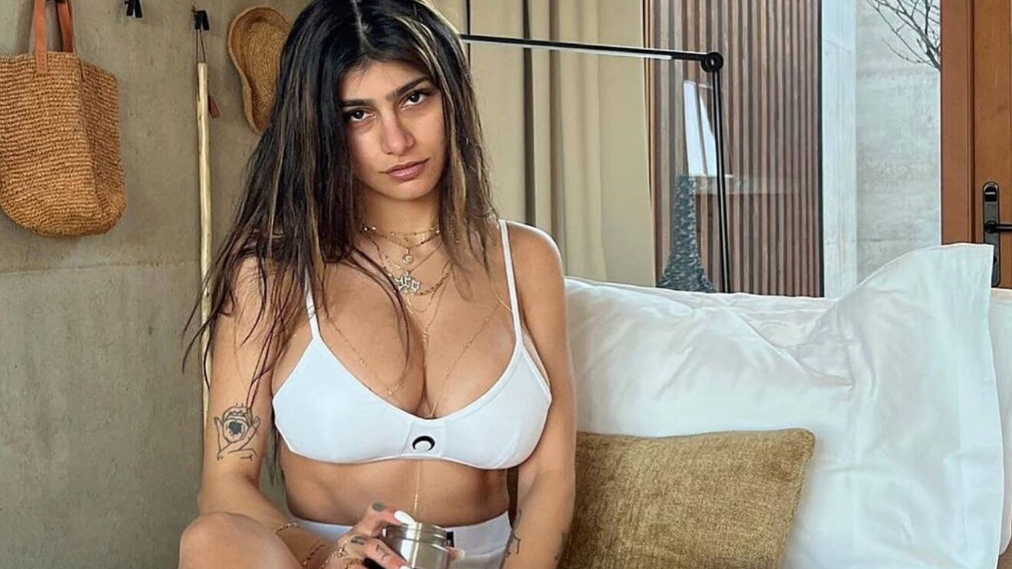 Mia Khalifa se pasea por las calles de París sin sostén – Publinews