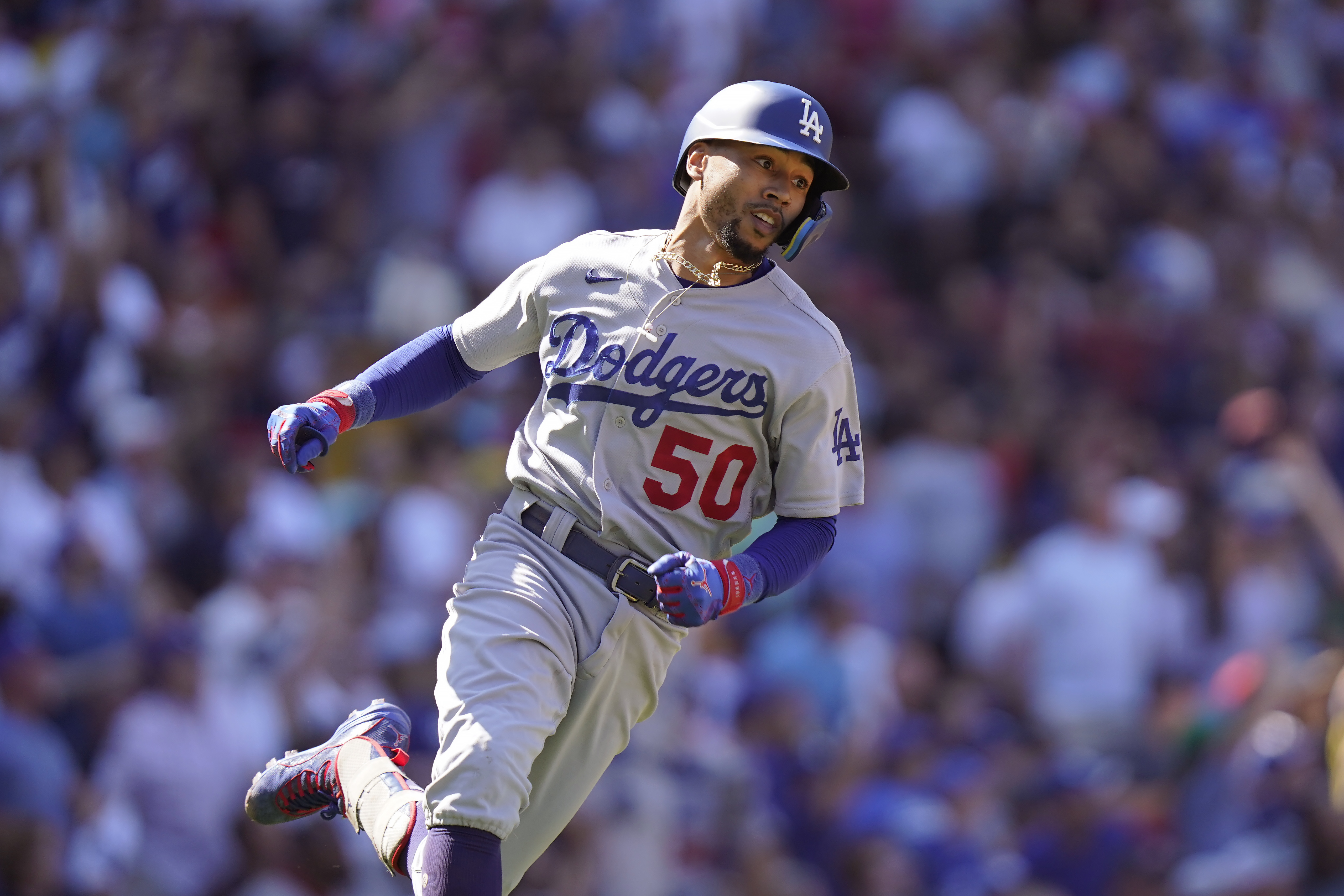 Con 2 jonrones de Mookie Betts, Dodger se llevan al Freeway Series