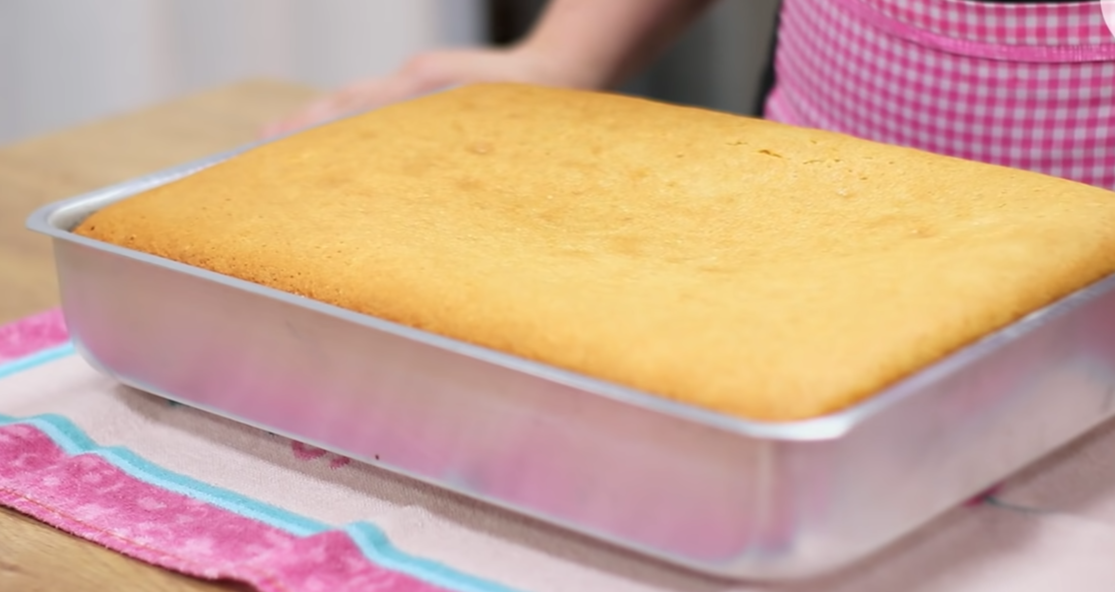 Receita de bolo simples de trigo fofinho tamanho família para