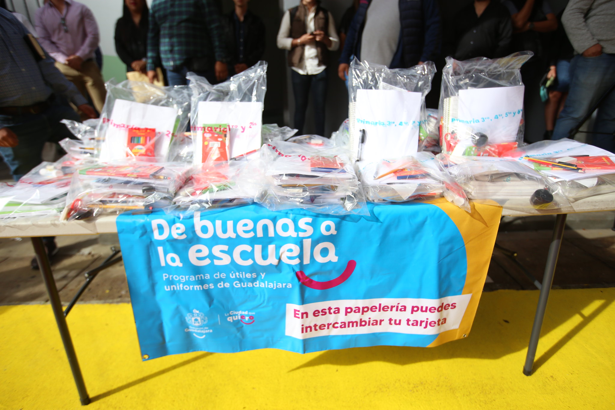 Guadalajara entrega vales de útiles escolares para niños y niñas - El  Occidental