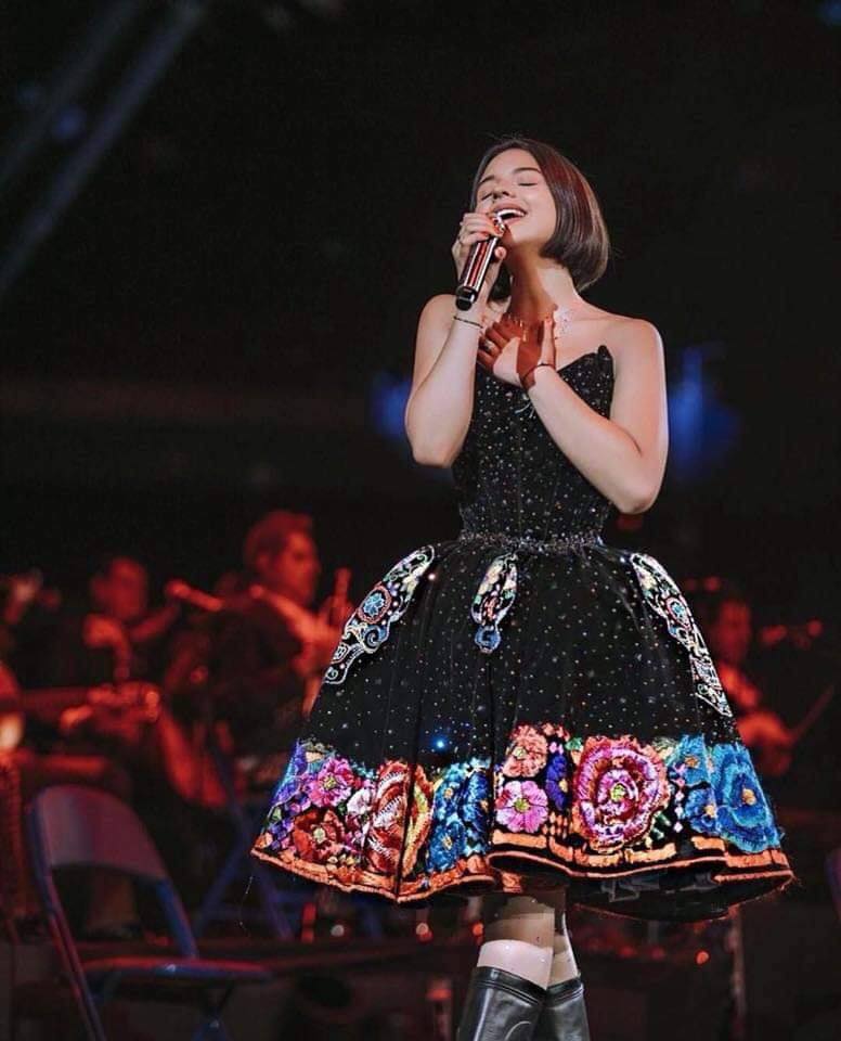 Todos los vestidos mexicanos que Ángela Aguilar ha usado para representar a  su país