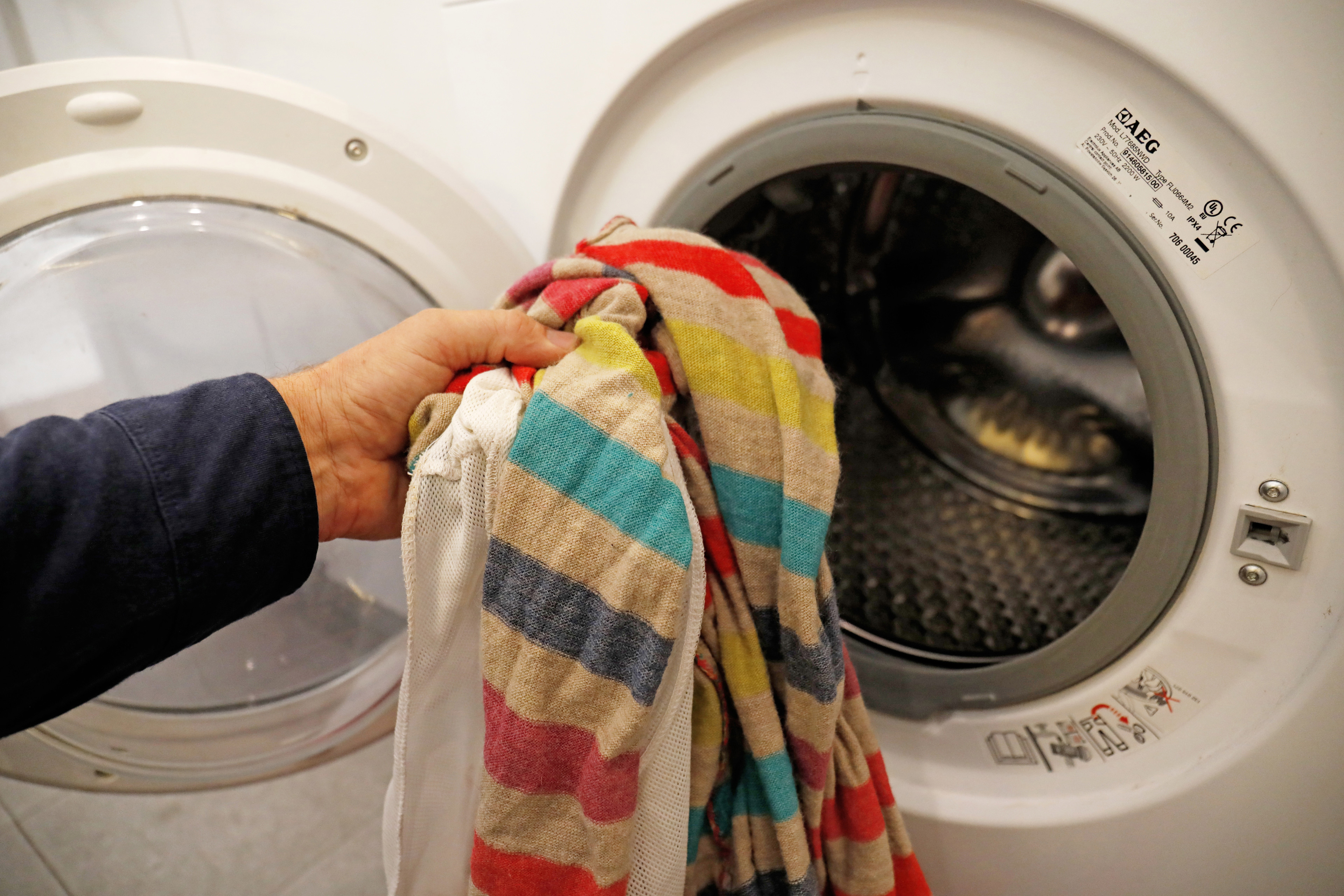 El infalible truco para que la ropa de la secadora huela bien