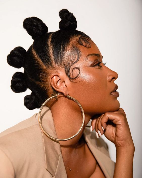 Bantu knots: o que é e como fazer o penteado cheio de coques