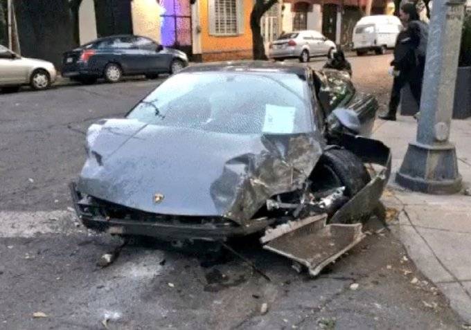 Abandonan auto de lujo chocado en calles de la colonia Roma