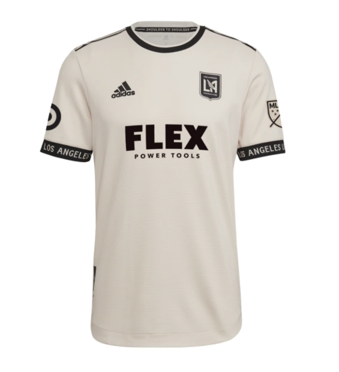 Carlos Vela presenta el nuevo uniforme del LAFC