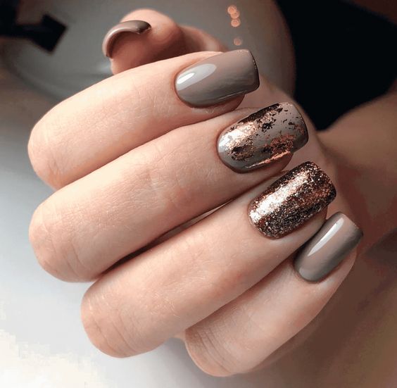 Uñas con foil que te hacen la más sofisticada y con clase este verano