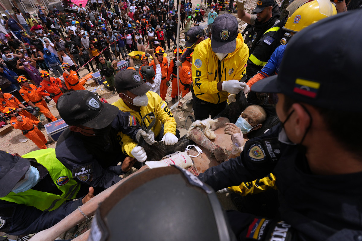 Milagros bajo los escombros, los rescates que dan esperanza en Venezuela tras el doble terremoto – Publimetro México