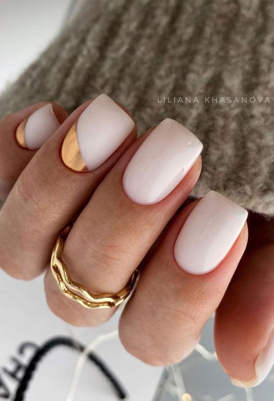 Uñas blancas con dorado que derrochan elegancia y glamour – Nueva Mujer