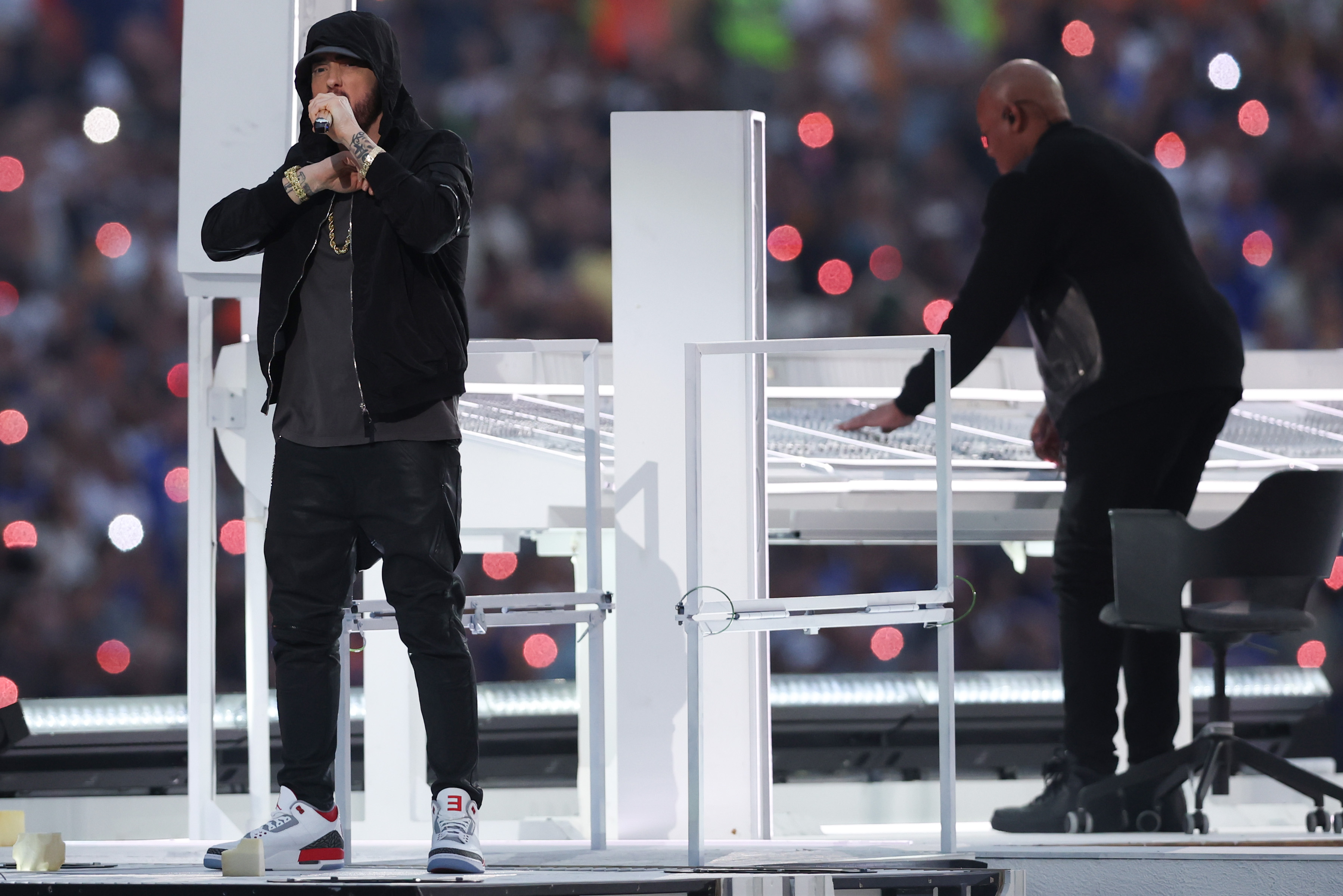 Los tenis o sneakers Jordan que Eminem usó en el show de medio tiempo del  “Super Bowl 2022″ (Halftime Show) ¿Cuánto cuestan y dónde conseguirlos?