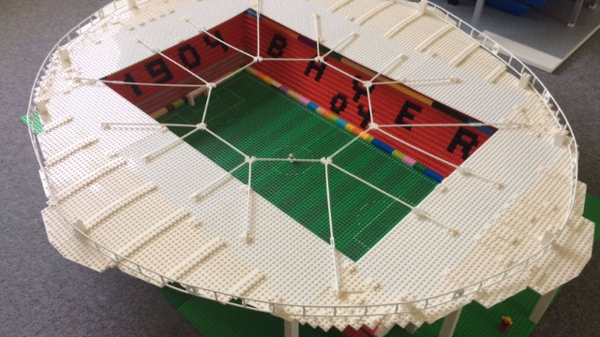 Un niño de 9 años recrea estadios de futbol con Lego