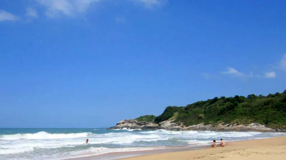 Casal é flagrado em ato obsceno em praia de Bombinhas; polícia investiga, Santa Catarina