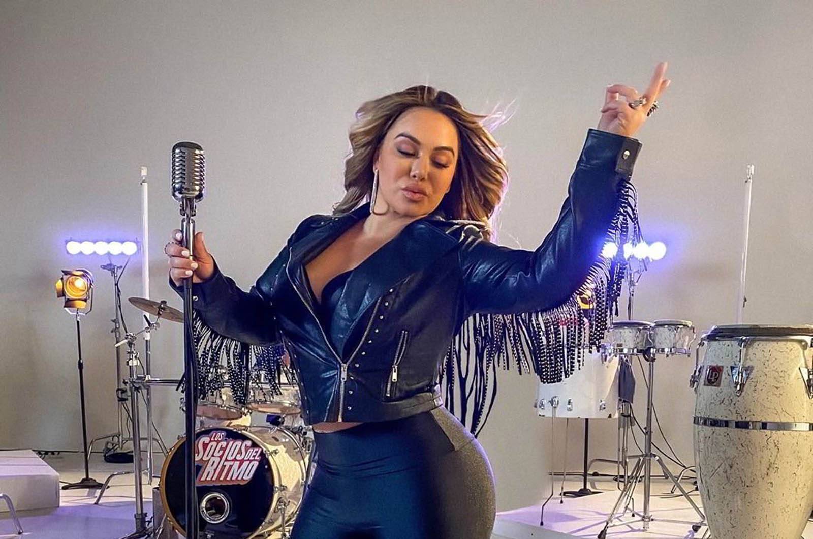 Chiquis Rivera exhibe su plano abdomen (y hasta el bikini) para