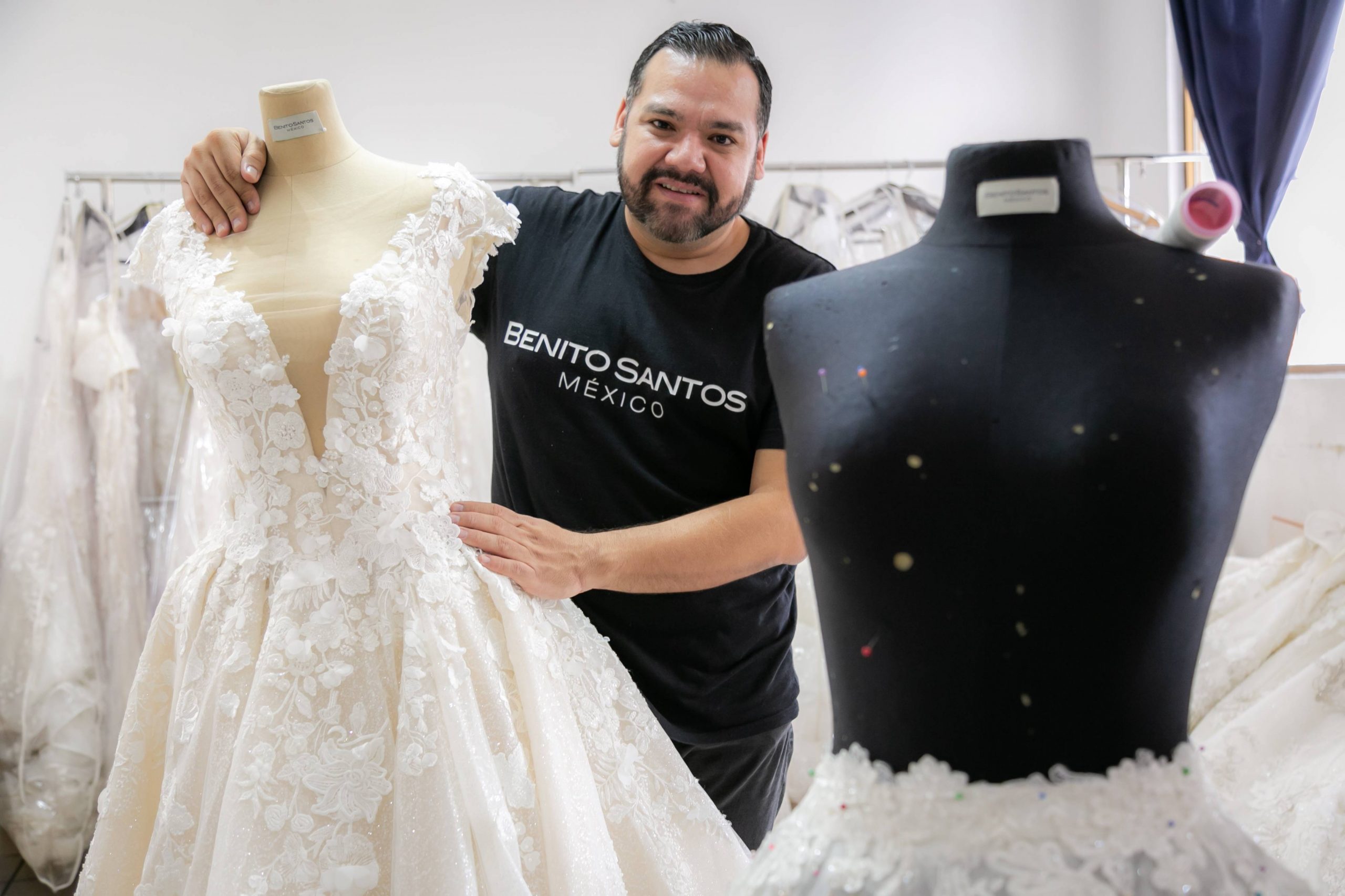 Benito Santos hace de los vestidos de novias una historia de vida